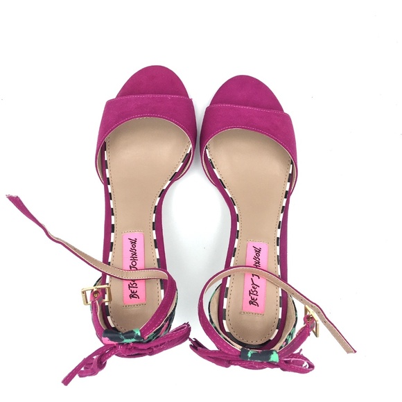 NEW Betsey Johnson Ressy Magenta Mul Lady Heels - Picture 5 of 8